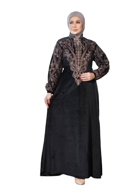 31vZCAm201L عباية قطيفة شتوي نسائية مطرزة للاستقبال والخروج – خامة قطيفة هايدي ناعمة – تصميم واسع ومريح – مقاس 1 (60–85 كجم) | مقاس 2 (85–120 كجم)