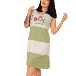 فستان منزلي نسائي مريح، تصميم عصري بألوان أخضر وأبيض، مزين بطباعة زهور وكتابة، مناسب للإرتداء اليومي