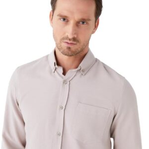 قميص بقصة عادية وأكمام طويلة من نسيج دوبي للرجال من ال سي وايكيكي