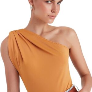 توب منسوج مرن طراز TWOSS22BD00014 للنساء بياقة غير متساوية وأزرار كبس من الأسفل من ترنديول