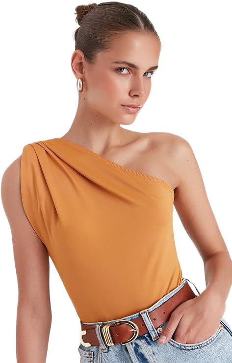 41P0-cVhDcL توب منسوج مرن طراز TWOSS22BD00014 للنساء بياقة غير متساوية وأزرار كبس من الأسفل من ترنديول