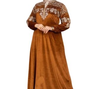 عباية شتوية للنساء، مصنوعة من المخمل، مطرزة على الصدر والأكمام، متوفرة بمقاسات من 29.5 حتى 63.5 كجم، بتصميم أنيق ومحتشم