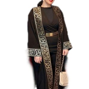 عباية للنساء بتصميم مفتوح متوسط الطول مزينة بشريط يحمل حروفًا من تاليا