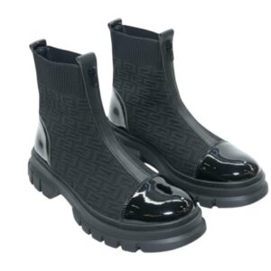 بوت رجالي أسود بتصميم عصري وسطح لامع - مزود بنعل مريح