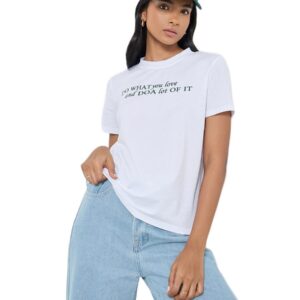 تيشرت بقصة عادية مزين بشعار للنساء من ستايلي، لون ابيض