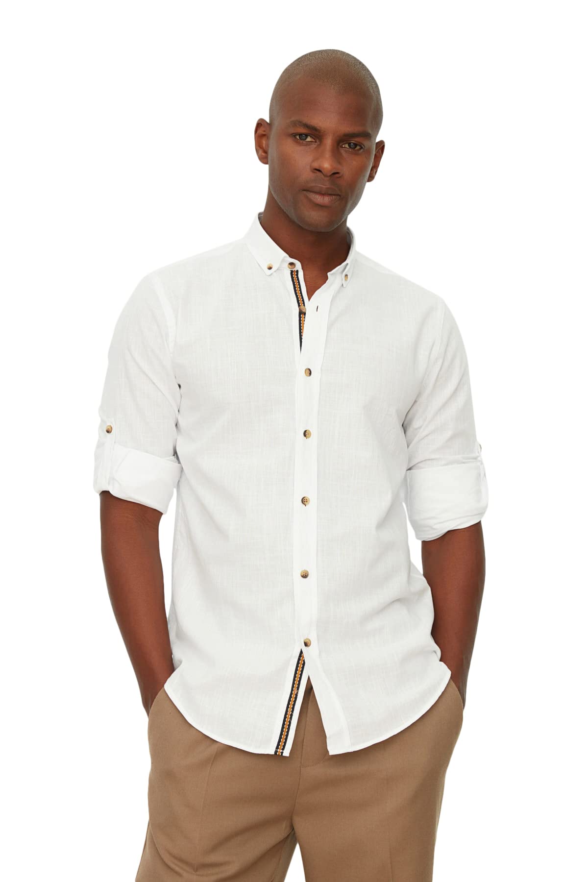 514ASjSYUeL قميص بقصة ضيقة وأكمام طويلة وياقة بأزرار للرجال مصنوع من القطن بنسبة 100% TMNSS20GO0189 من تريندول