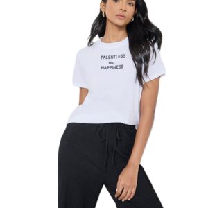 تيشرت ابيض مطبوع عليه شعار للنساء من ستايلي