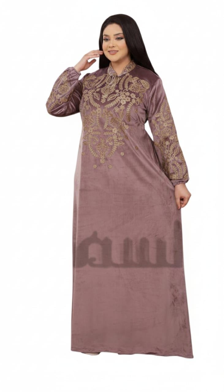 51CBXgPutuL عباية قطيفة لون كاشميري مع تطريز أنيق ورباط خصر – خامة تقيلة – مقاس واحد حتى 100 كيلو – مناسبة للمناسبات والاستقبال