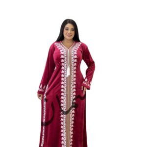 عباية قطيفة لون أحمر عنابي مع تطريز أنيق ورباط خصر – خامة تقيلة – مقاس XXXXL – مناسبة للمناسبات والاستقبال
