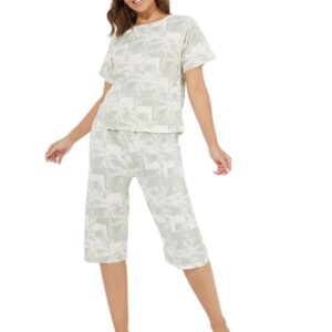 طقم بيجامة مكون من تي شيرت مطبوع بالكامل وسروال بيجامة كابري من ستايلي