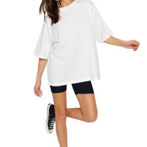 تيشرت منسوج برقبة دائرية ضيقة وقصة واسعة من القطن الفاخر بنسبة 100% للنساء من ترنديول، (عبوة من قطعة واحدة) طراز TWOSS23TS00040