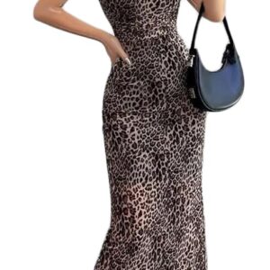 فستان طويل أنيق بطبعة جلد الفهد بأكمام واسعة طويلة وحافة مزينة بالريش ورقبة عالية بتصميم ذيل السمكة