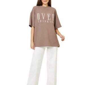 تيشيرت بكتف متدلي مطبوع بشعار متباين بمقاس كبير للنساء من ستايلي