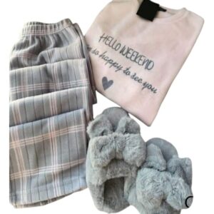 بجامه حريمى شتوى خامة قطيفه هايدى وشين، تيشيرت وردي مع بنطلون كاروهات رمادي تلبيس من 60 الى 85 كيلو