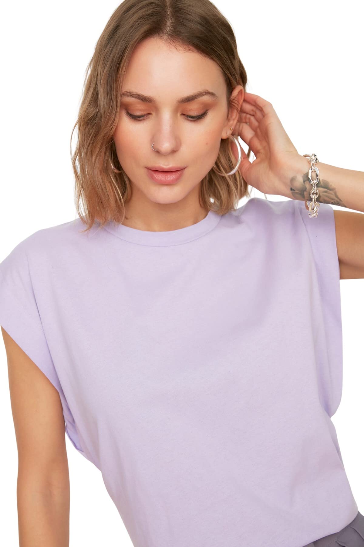 61IYrZA6mkL ترنديول تي شيرت بيسيك محبوك برقبة دائرية ضيقة للنساء مصنوع من القطن بنسبة 100% (عبوة من قطعة واحدة) طراز TWOSS20TS0021