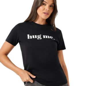 تي شيرت برقبة دائرية وقصّة عادية مطبوع عليه شعار Hug Me للنساء من ستايلي