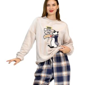 بيجاما قطيفه حريمي بنطلون كاروهات وتوب برسوم وكتابات مطبوعه