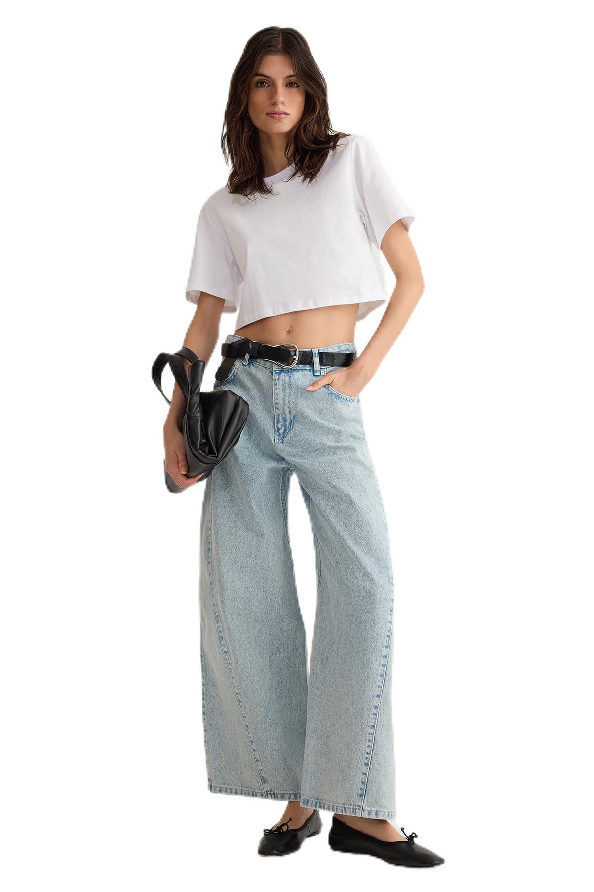 61bf4fonmNL ترنديول بنطلون جينز فضفاض بخصر منخفض مزين بخياطة للنساء، لون ازرق فاتح، TWOSS25JE00049