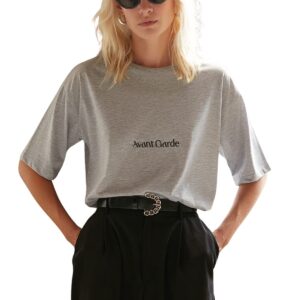 ترنديول تي شيرت للنساء من القطن المخلوط بشعار مطرز مريح / واسع ورقبة دائرية ضيقة TWOSS21TS0481