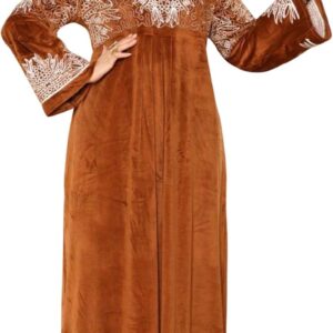 عباية شتوي قطيفة فاخرة بتطريز أنيق على الصدر والأكمام – تصميم محتشم – مع حزام خصر لإطلالة راقية تناسب الجسم – مقاسات من 65 حتى 120 كيلو – عباية خروج شتوية للمحجبات