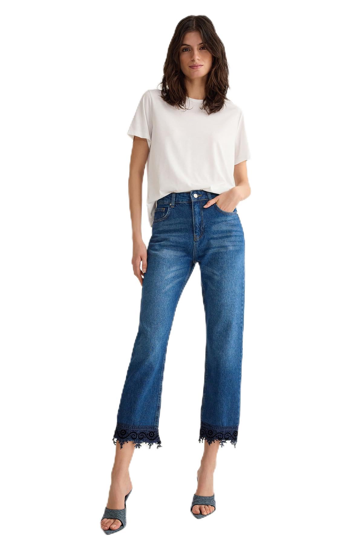 61hcFfvYG2L ترنديول بنطلون جينز بقصة مستقيمة وخصر عادي مزين بالدانتيل بلون ازرق للنساء، TWOSS25JE00007