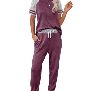طقم بيجامة للنساء مكون من قطعتين ملابس مريحة باكمام قصيرة ورقبة دائرية ضيقة وسروال رياضي