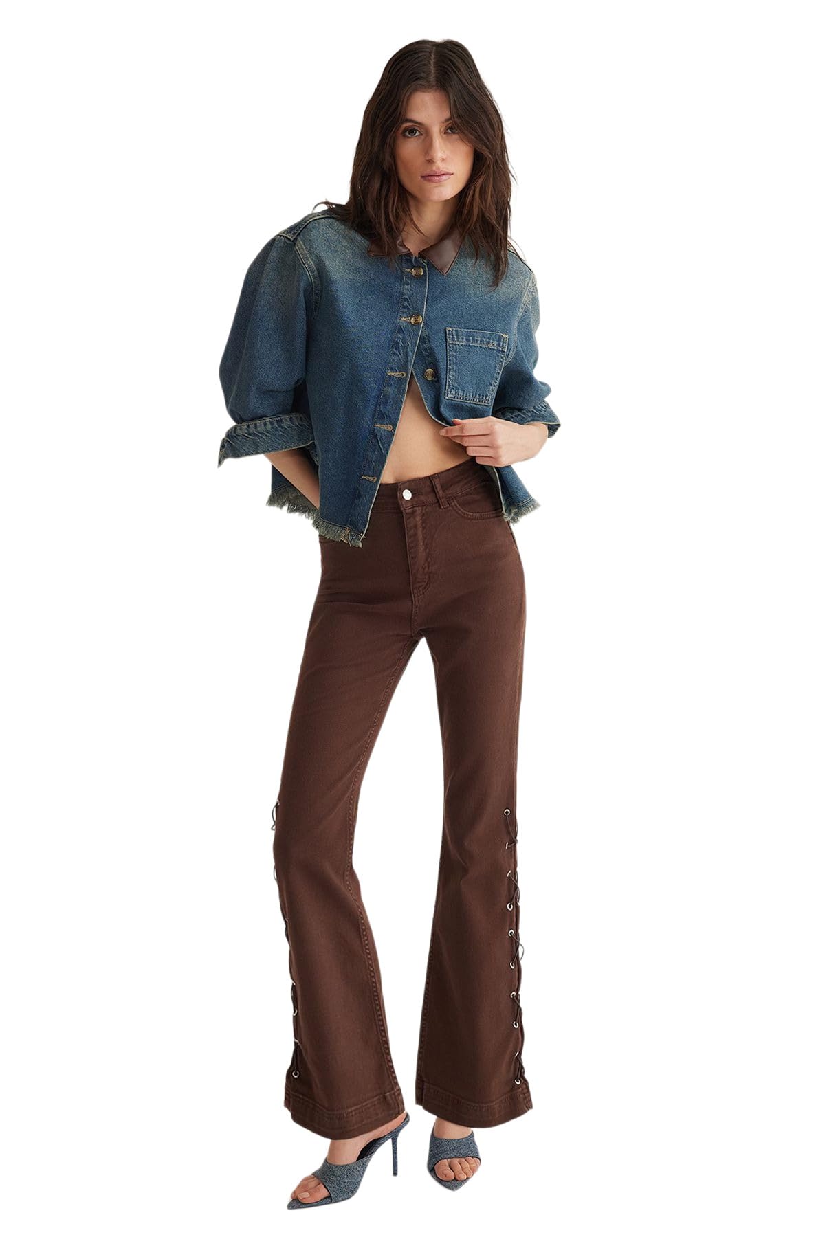 61qj0-iZMAL ترنديول بنطلون جينز بقصة واسعة وخصر مرتفع وخصر مرتفع مزين بعروات جانبية للنساء، لون بني، TWOSS25JE00013