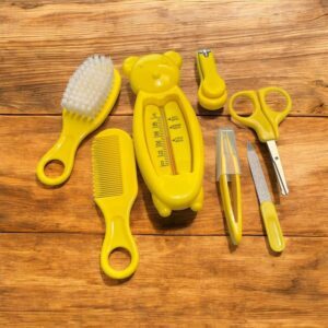 مجموعة العناية باظافر الاطفال للتنظيف الشخصي اليومي والمانيكير وصحة حديثي الولادة وفرشاة شعر 7 قطع (اصفر)