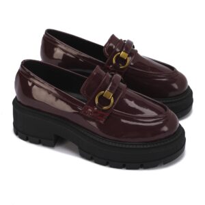 حذاء نسائي بكعب عالي عريض ولمسة لامعة أنيقة