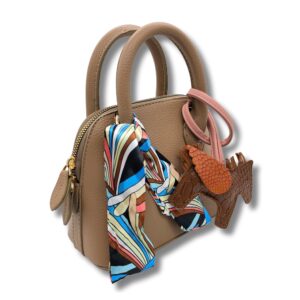 شنطة كتف صغيرة من الجلد المحبب للنساء من ايسل 1633، شنطة كروس بمقبض ع��وي ووشاح فني قابل للإزالة وحلية جلدية مع قطع معدنية ذهبية فاخرة، متوفر بـ 12 لون، مقاس 15×20×10 سم