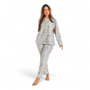 بيجامة شتوي حريمي قطيفة ناعمة بطبعة مرحة، طاقم تيشرت طويل وبنطلون مريح بخصر مرن، مثالية للنوم والدفا في ليالي البرد