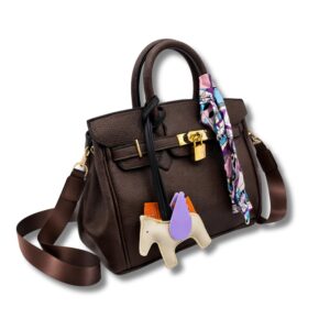 شنطة كتف جلد محبب طراز 1638 للنساء، شنطة كروس بيد علوية، قفل مزخرف آمن وحزام قابل للتعديل 12 لون، قطع معدنية ذهبية مع تعليقة على شكل حصان من ايسل، مقاس 21 سم × 28 سم × 13 سم