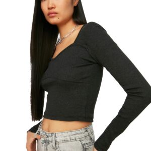 بلوزة منسوجة مضلعة قابلة للتمدد بتفاصيل خياطة للنساء بلون رصاصي من ترنديول، TWOAW22BZ0530