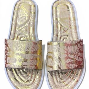 شبشب جلد بيج مع ذهبى - سليبر للنساء والبنات بنعل طبى ومريح - شبشب فلات سريع الجفاف - مثالي للبيت، الشاطئ والشارع - مقاوم للماء وغير قابل للانزلاق