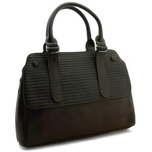 شنطة حريمي بتصميم عصري. تُبرز تفاصيلها المتقنة روح العلامة الراقية و لافتة لأي مظهر.