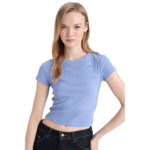 تيشرت منسوج قصير الأكمام، بقصة ضيقة مصنوع من قماش محاك مرن ومريح من ديفاكتو