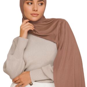 حجاب عبارة عن طرحة لف من قماش الجيرسيه المميزة من فوال شيك