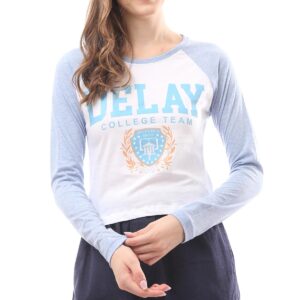 ريفين تي شيرت عصري مطبوع عليه كلمة "Delay" باللون الأزرق الفاتح والأبيض
