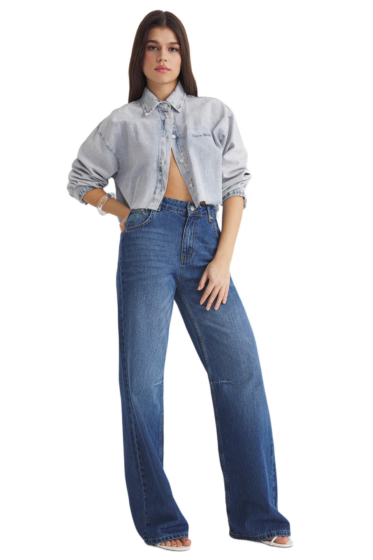 71v7Y-0fYeL بنطلون جينز بقصة ساق واسعة وخصر عادي مزين بخياطة بلون أزرق للنساء من ترنديول TWOSS25JE00070