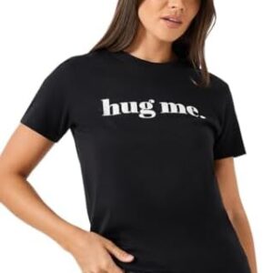 تي شيرت برقبة دائرية وقصّة عادية مطبوع عليه شعار Hug Me للنساء من ستايلي