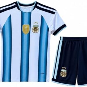 طقم كرة قدم أولادي مستوحي من الأرجنتين بطولة العالم 2026 – أبيض × سماوي – تيشيرت + شورت – خامة رياضية عالية الجودة
