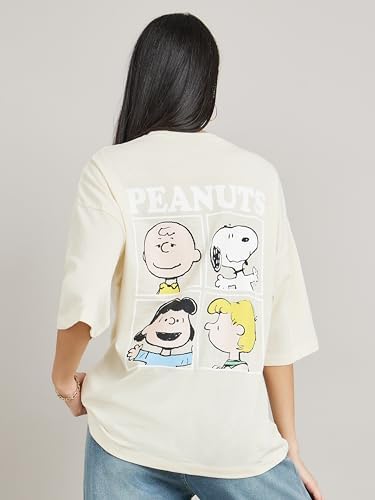 41OGmQpGN2L._AC_SR38 تيشيرت طويل بكتف متدلي وطبعة كبيرة “Peanuts”من الخلف للنساء من ستايلي، بلون بيج، مقاس اكس لارج - الصورة 2