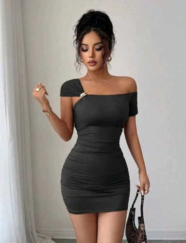 41PHGnYgssL._AC_SR38 فستان قصيرأنيق للنساء، بياقة غير متماثلة وإبزيم معدني مكشكش - الصورة 4