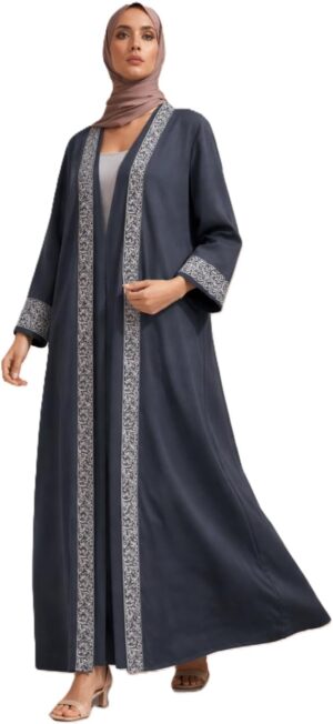عباية نسائية طويلة مفتوحة بتطريز أنيق على الحواف والأكمام، تصميم عصري محتشم، خامة ناعمة وخفيفة، مناسبة للمناسبات والإطلالات اليومية