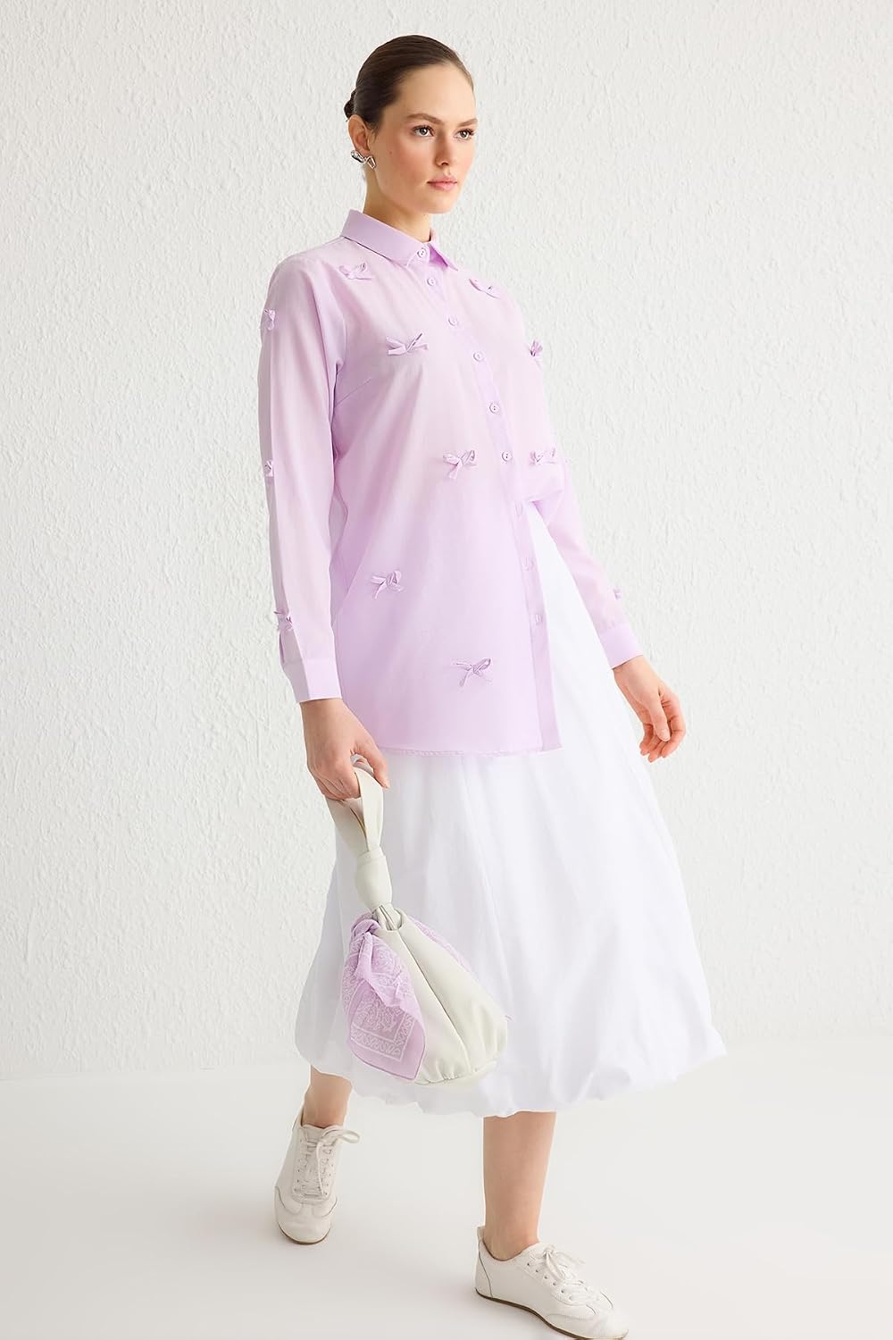 61dUbi9oOeL._AC_SL1500_ قميص من نسيج محبوك مزين بفيونكة TCTSS25TG00002 للنساء من ترينديول، قميص للمحجبات لون بنفسجي فاتح (ليلاك) - الصورة 2