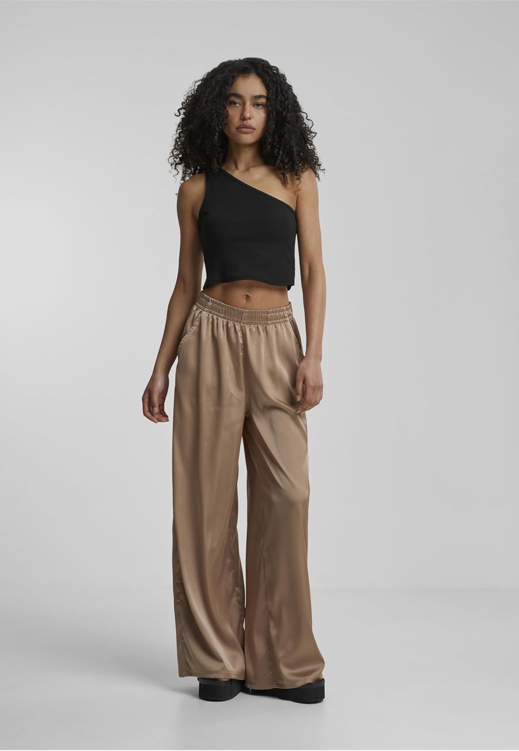 61kG2Yt5nxL._AC_SL1500_ توب رياضي للنساء من اوربان كلاسيكس بدون أكمام وبأطراف غير متساوية (عبوة من قطعة واحدة) - الصورة 4