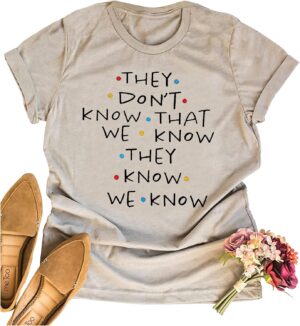 تي شيرت لطيف بأكمام قصيرة بتصميم مطبوع بعبارة «They Don't Know That We Know They Know» للنساء