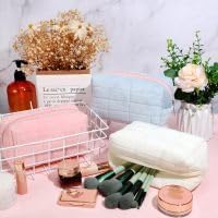 31rgLEjst2L._AC_SL1500_ شنطة مكياج مخملية من يلاجوي مكونة من 3 قطع، شنطة سفر كبيرة بسحاب، شنطة ادوات تجميل محمولة متعددة الوظائف (زهري، ازرق، ابيض) - الصورة 3