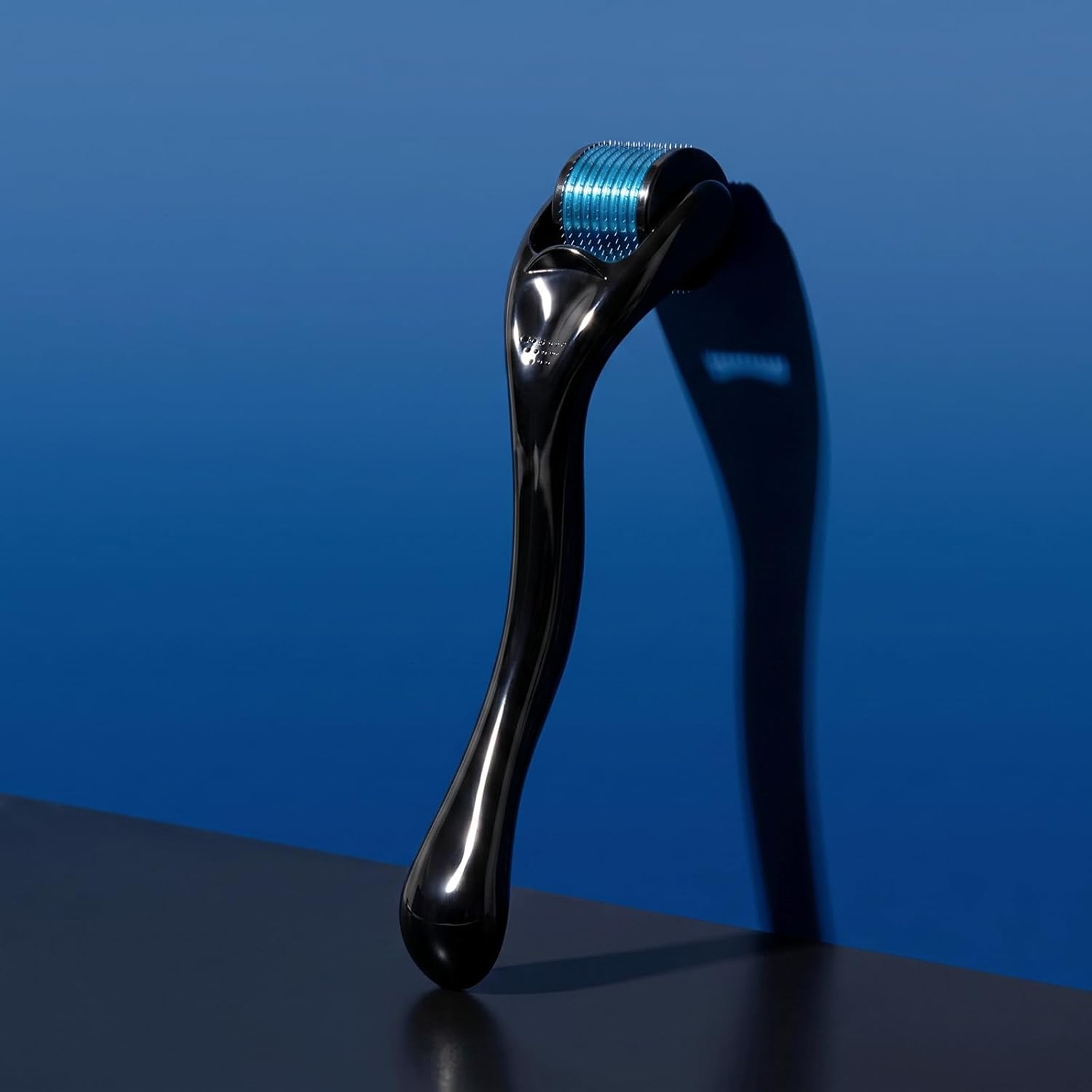 51H9FZQcVnL._AC_SL1500_ بكرة دوارة للشعر واللحية والوجه من روزلين بوتيك ديرما، أداة تجميل من سلسلة التيتانيوم 540 للعناية الذاتية للرجال والنساء (أسود وأزرق، إبر مقاس 0.25) - الصورة 2