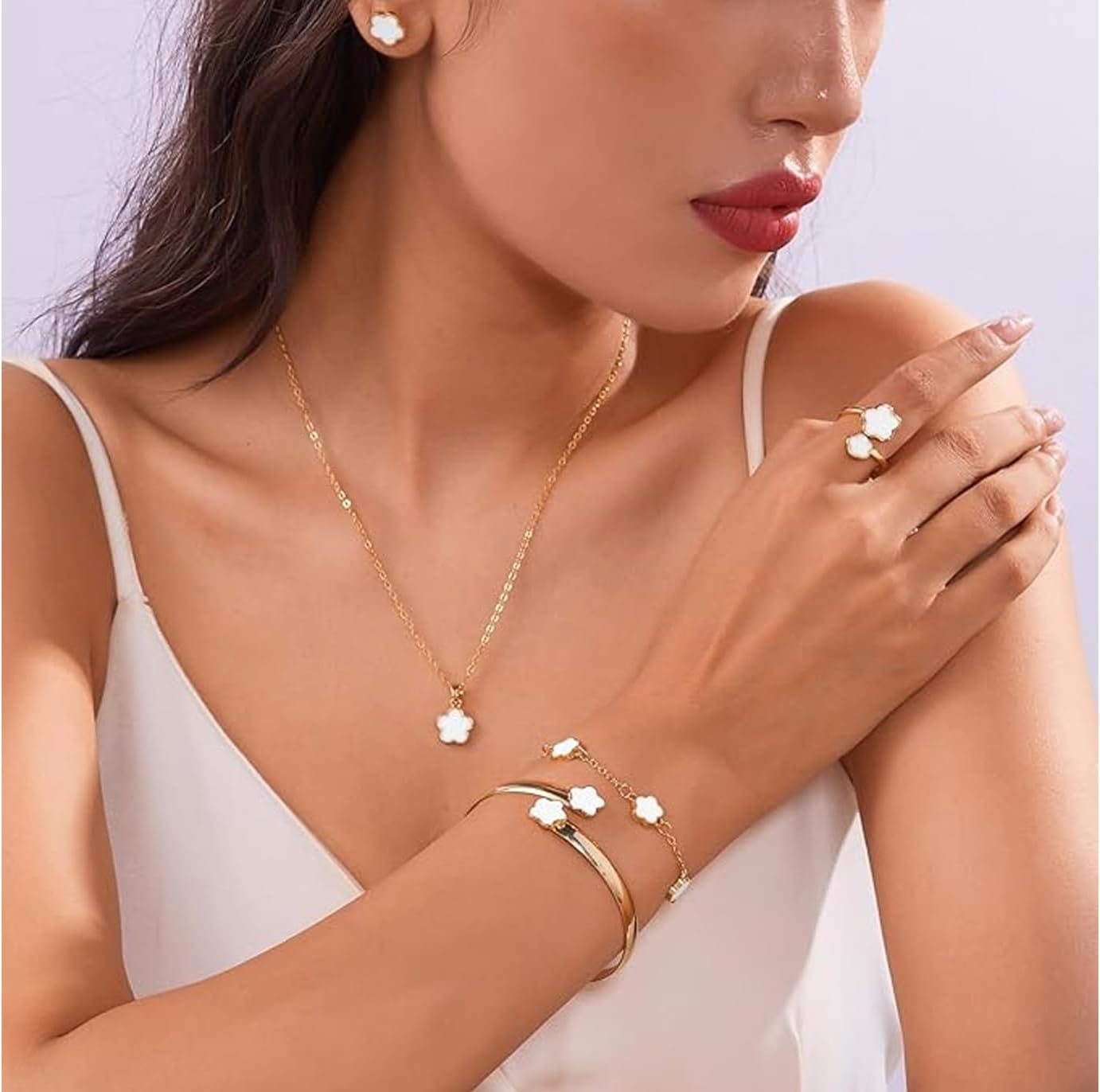 61BbDNDug-L._AC_SL1500_ مجموعة اكسسوارات للنساء من اوميا، مجموعة مجوهرات، قلادة وسوار واقراط، مجموعة مجوهرات مناسبة للنساء والفتيات - الصورة 4
